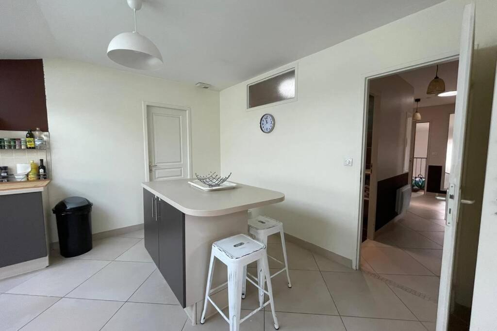 Superbe Appartement Avec 2 Chambres - 9 Personnes - Parking Prive Tournon-sur-Rhone Buitenkant foto