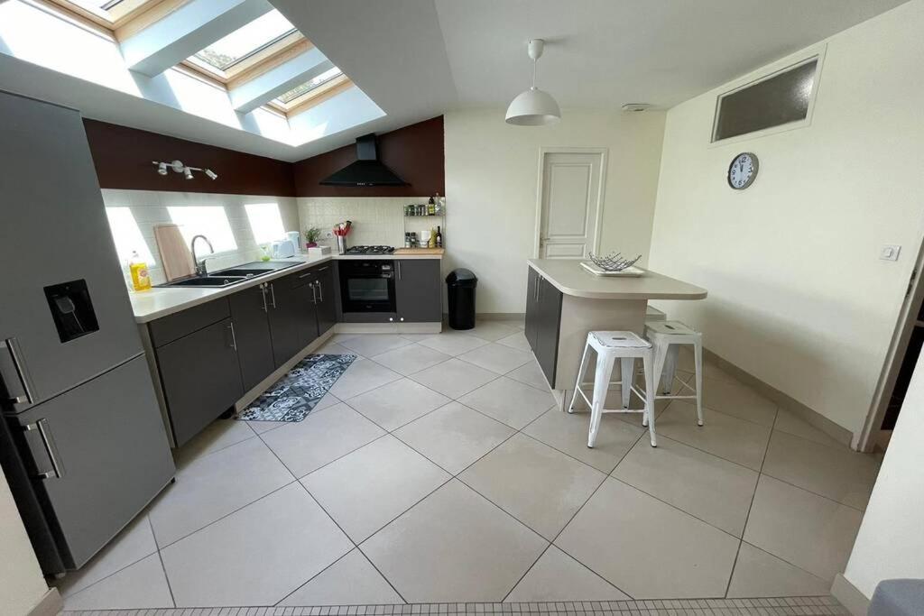 Superbe Appartement Avec 2 Chambres - 9 Personnes - Parking Prive Tournon-sur-Rhone Buitenkant foto