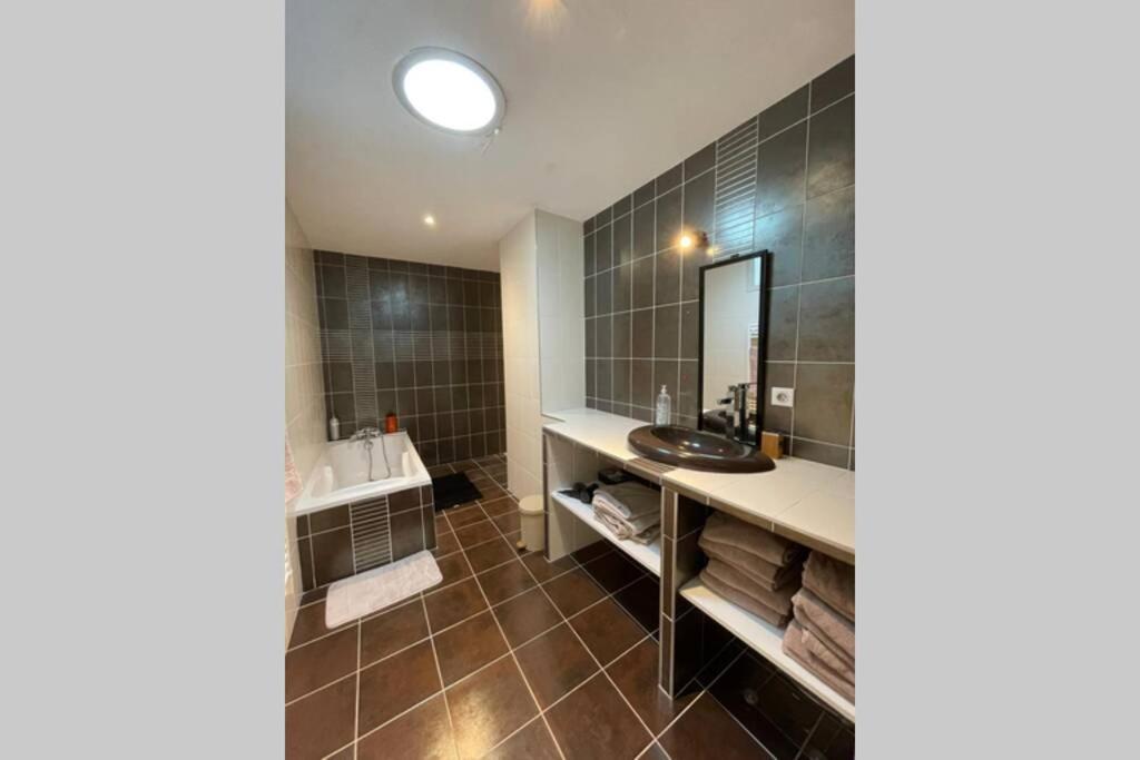 Superbe Appartement Avec 2 Chambres - 9 Personnes - Parking Prive Tournon-sur-Rhone Buitenkant foto