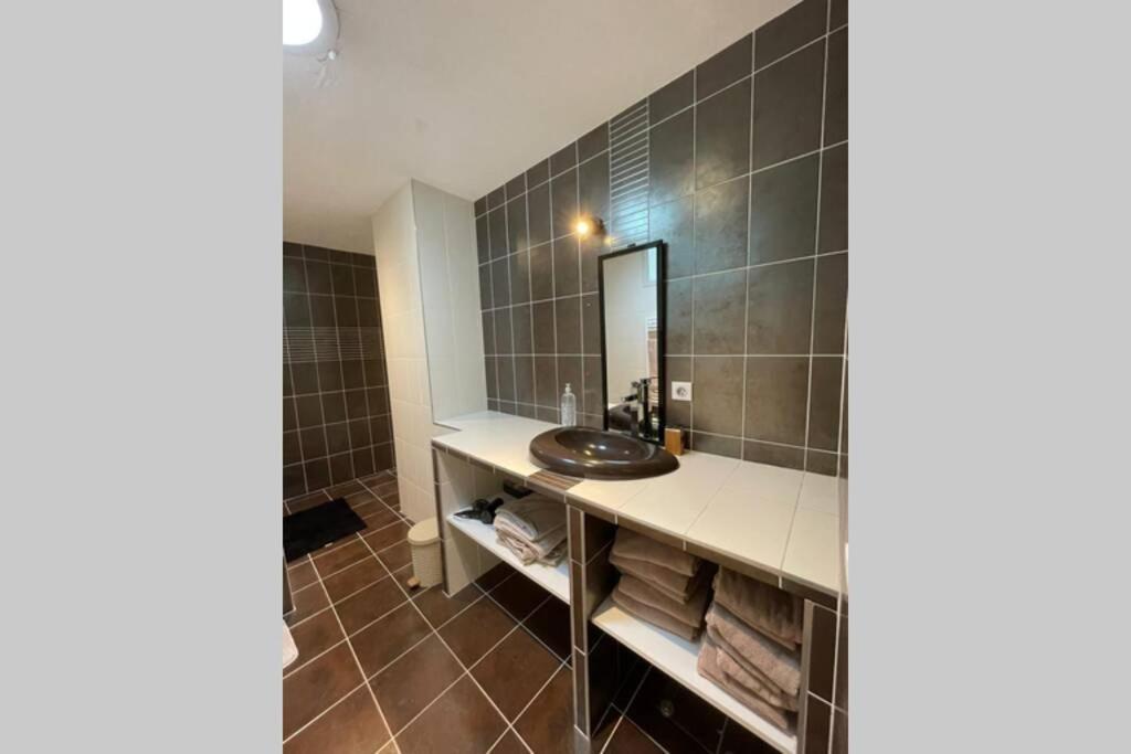 Superbe Appartement Avec 2 Chambres - 9 Personnes - Parking Prive Tournon-sur-Rhone Buitenkant foto